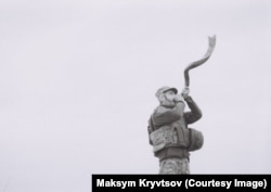 Krivcovljev saborac puše u šofar.