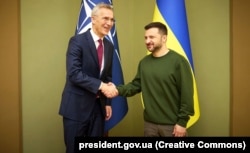 Președintele Volodimir Zelenski și secretarul general NATO, Jens Stoltenberg, la Kiev în 29 aprilie 2024.