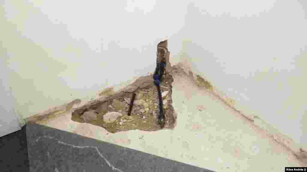 Utólag felbontott aljzat javítás céljából. Jól látszik a szigetelés hiánya