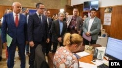 Депутатите Георги Свиленски, Александър Вълчев, Цончо Ганев, Драгомир Петров, Христо Проданов, Тошко Йорданов, Иван Ченчев и Радостин Василев (от ляво надясно) внесоха документите 