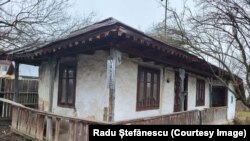 În ianuarie 2023, Casa Frusina din Corbeanca părea să urmeze aceeași soartă ca majoritatea caselor vechi din comună din ultimii 30 de ani.