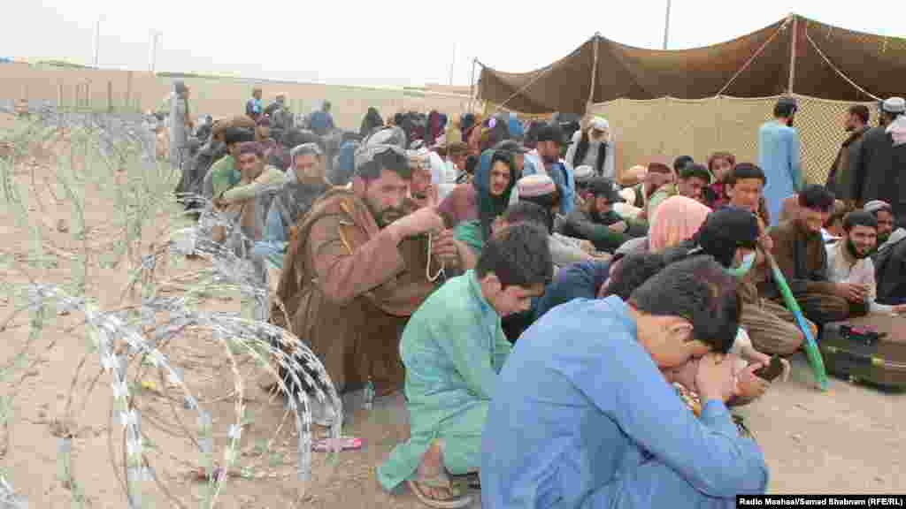 Afgani așteaptând la un centru de tranzit amenajat la punctul de trecere a frontierei Chaman, de-a lungul graniței dintre Pakistan și Afganistan, în provincia pakistaneză Balochistan, pe 2 noiembrie. Mii de afgani încearcă să treacă în Afganistan după ce Islamabadul a anunțat&nbsp;că toți imigranții fără documente din Pakistan trebuie să părăsească țara sau vor fi arestați.