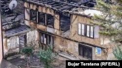 Kulmi i shkatërruar i shtëpisë së familjes Koroglu. Para se të digjej, kulmi kishte tjegulla tradicionale.