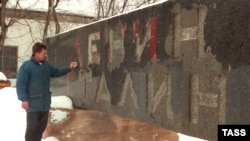 Плита с надписью "Ленин-Сталин" после ее демонтажа с главного входа в Мавзолей. После развенчания культа личности Сталина его тело было 31 октября 1961 года вывезено из Мавзолея и похоронено у Кремлевской стены