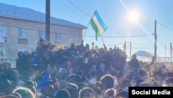 Акция в поддержку баширского экоактивиста Фаиля Алсынова у здания суда. Баймак, 15 января 2024 года 