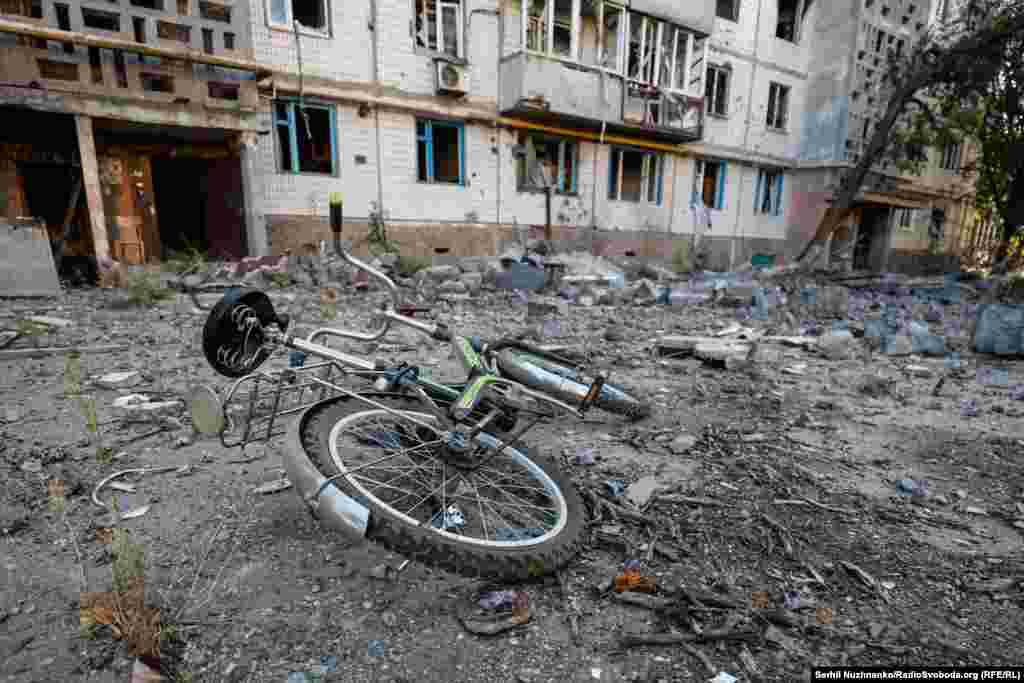 Dječji bicikl u ruševnom dvorištu. U januaru 2023. masovni ruski napad na Vuhledar&nbsp;navodno je propao uz gubitak mnogih tenkova i oklopnih vozila i stotina ruskih vojnika.