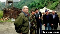 ელჩი რიჩარდ მაილსი.