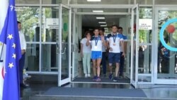 Lotul olimpic al R. Moldova, întâmpinat cu flori și fanfară la aeroport: Sunteți eroii noștri!