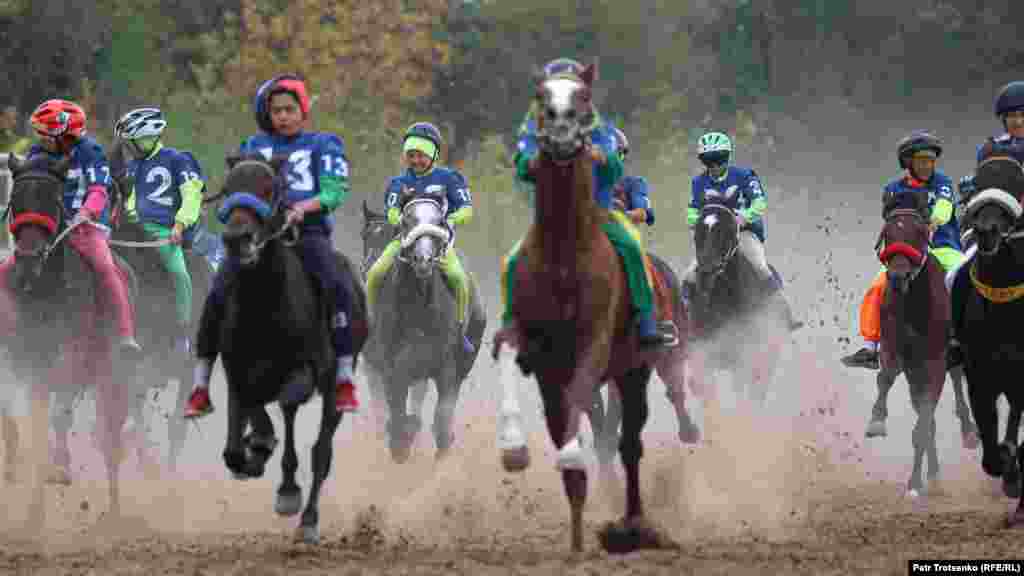 A döntőn több tucat zsoké gyűlt össze az ország minden részéből, hogy megküzdjenek a trófeákért és a pénzdíjakért. A lóversenyzés a kazah kultúra nomád életmódjának alapvető része volt. A bajge kazah kifejezés, galoppnak fordítható
