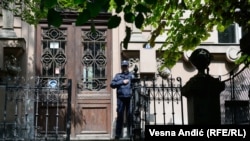 Policajac na ulazu u Treću gimnaziju u Beogradu, maj 2023. 