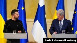 Președintele ucrainean Volodimir Zelenski și președintele Finlandei, Sauli Niinisto la conferința de presă comună, Helsinki, Finlanda, 3 mai 2023. 