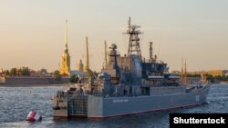 Десантният кораб "Оленегорски горняк" от клас "Ропуча" на река Нева в Санкт Петербург през юли 2021 г.
