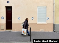 Stele ale lui David de culoarea albastră au apărut imprimate pe clădiri din Paris după începutul războiului din Israel.