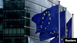 Flamujt e Bashkimit Evropianë valëviten jashtë selisë së Komisionit Evropian në Bruksel, Belgjikë. Fotografi ilustruese.