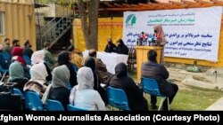 Konferencija za novinare Udruženja afganistanskih novinarki u Kabulu. Ova organizacija je utvrdila da su nezaposlenost i ostanak kod kuće glavni izazovi za afganistanske novinarke u talibanskoj vladi, 26. novembar 2023.
