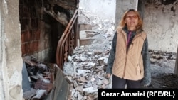Sinistrata Doina Iliescu în casa distrusă de explozia din Crevedia.