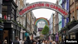 Carnaby Street este decorată în cinstea încoronării regelui Charles al Marii Britanii și a reginei consoarte Camilla, în Londra, Marea Britanie