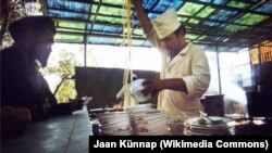 Ndonëse restorantet e mbyllura janë nëpër zona të ndryshme të Tashkentit, e përbashkëta e tyre është se nuk shesin alkool, promovojnë biznesin me ushqime hallall dhe kanë dhoma të lutjes për mysafirët.