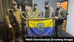 ვიტალი ჩერნიავსკი (მარცხნიდან მეორე) თანამებრძოლებთან ერთად რუსეთის სრულმასშტაბიანი შეჭრის დაწყებისას.