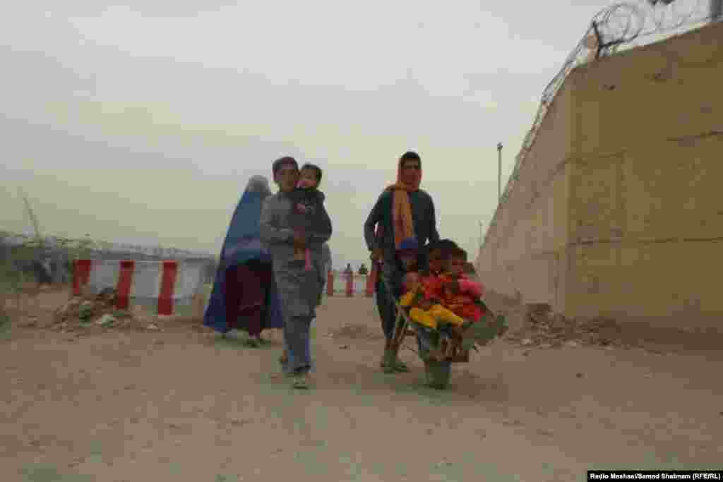 Un băiat afgan transportând niște copii cu roaba la granița din Chaman, punct de trecere cunoscut și sub numele de Poarta Prieteniei. Pakistanul găzduiește peste patru milioane de migranți și refugiați afgani, dintre care aproximativ 1,7 milioane sunt fără documente, potrivit Islamabadului, deși mulți dintre ei trăiesc în Pakistan de o viață întreagă.