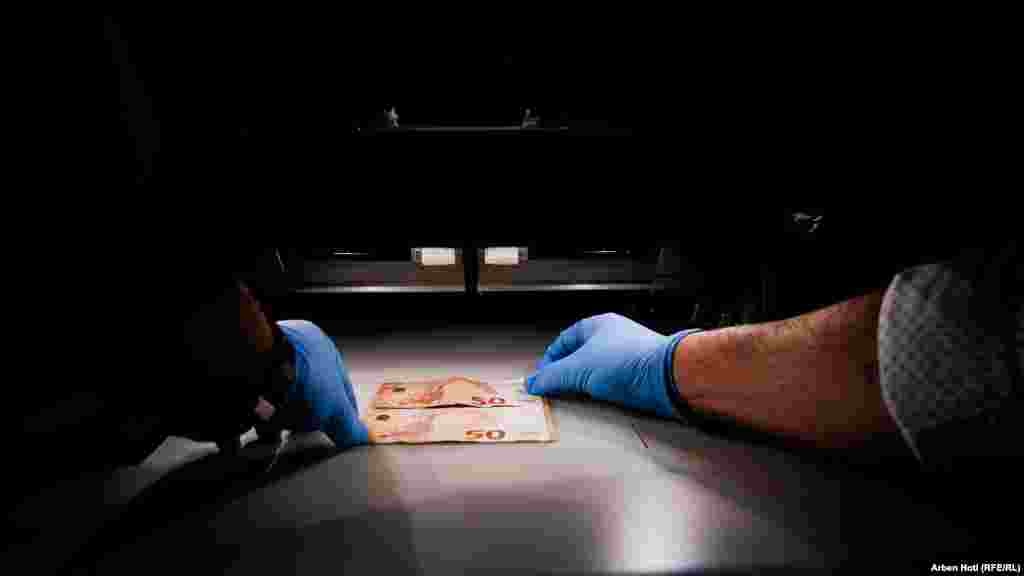 Ekzaminimi i kartëmonedhës 50 euro nga ekspertët e forenzikës. &nbsp;&nbsp;