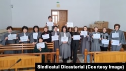 Mii de grefieri din o treime din instanțele de judecată sau parchete protestează de aproape două luni pentru că statul nu le achită integral drepturile salariale.