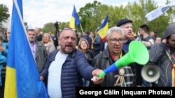 Câteva sute de protestatari au încercat să intre în curtea Palatului Parlamentului și au agresat mai mulți parlamentari.