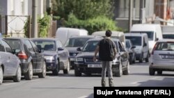 Dečak na rolerima u Bošnjačkoj mahali u Severnoj Mitrovici