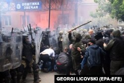 Pamje gjatë përleshjes së serbëve me trupat e KFOR-it në Zveçan, më 29 maj.