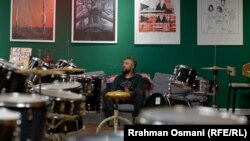 Një nga strehimoret nëntokësore në Prishtinë, e paraparë të strehojë popullatën nga rreziqet, është shndërruar në një çerdhe të muzikës alternative. Një tjetër nga këta bunkerë të ndërtuar dekada më parë, është nikoqir i pauzave të punëtorëve komunalë që përkujdesen për parqet.
