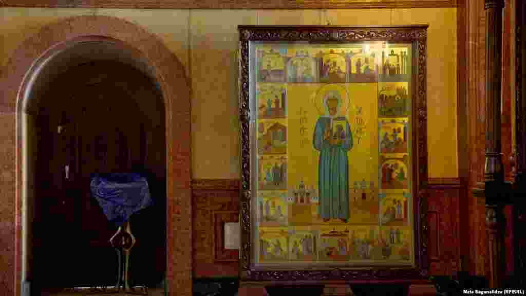 A Moszkvai Szent Matróna ikonja a tbiliszi Szentháromság-székesegyházban, amelynek bal alsó részén a hírhedt szovjet diktátort, Joszif Sztálint ábrázoló tábla látható. Az adományozott műalkotás híre felháborodást keltett Georgiában. Nem sokkal a január 8-i fotó elkészülte után megrongálták&nbsp;az ikont, amely egyike Sztálin számos ábrázolásának, amelyek ma szülőhazájában, Georgiában láthatók