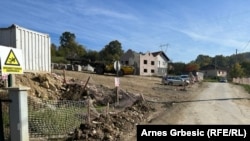 Ispred kuće porodice Kurtić nalazi se gradilište za trasu autoceste i tunel dug 220 metara. 8.11.2023 