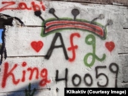 Graffiti az egyik csempészcsoport jelzésével a szabadkai vasútállomás közelében 2023. július 6-án