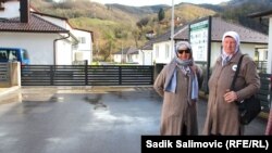 Nura i Refija su druženje nastavile i u domu u Potočarima.