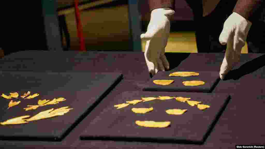 Egy múzeumi szakértő ősi aranyleleteket mutat be. A Krím: arany és titkok a Fekete-tengerről címmel 2014-ben az amszterdami Allard Pierson Múzeumban rendezett kiállításról a műtárgyakat a holland legfelsőbb bíróság 2023. júniusi döntése alapján Kijevbe szállították