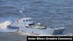 Десантен кораб от клас "Серна" превозва бойна машина на пехотата по река Волга през юли 2015 г.