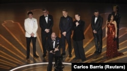 Režiser Edward Berger tokom preuzimanja nagrade za najbolji strani film za "Na zapadu ništa novo".