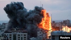 ღაზაში მდებარე მაღალსართულიან შენობას ისრაელის ძალებმა დაარტყეს. 2023 წლის 7 ოქტომბერი.