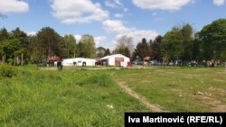 Livada ispred kampa je do 24. aprila bila ispunjena šatorima u kojima je spavao deo ljudi. Sve je "očišćeno" u policijskoj akciji, kažu mladići iz Sirije.