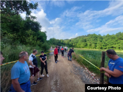 Protivnici rudarskih radova blokiraju prolazak bagerima i kamionima, Bistrica kod Prijedora, jun 2023.