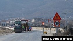 Архивска фотографија - Градежни работници на пат