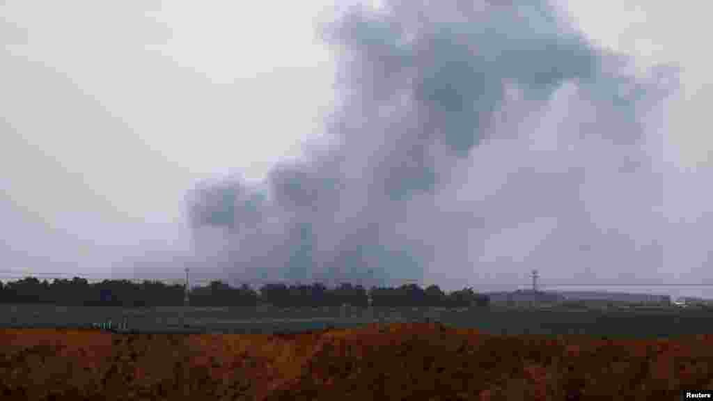 Egy izraeli tisztviselő szerint két incidens történt egymástól több száz méterre. Az elsőben többtucatnyian meghaltak vagy megsérültek, amikor megpróbáltak segélycsomagot átvenni a teherautókról, és eltaposták vagy elgázolták őket. Azt mondták, hogy volt egy második, későbbi eset is, amikor a teherautók elindultak. A tömegből néhányan a katonákhoz léptek, akik fenyegetve érezték magukat, ezért tüzet nyitottak