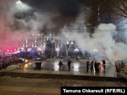 სპეცდანიშნულების რაზმი საპროტესტო აქციას ცრემლსადენი აირით და წყლის ჭავლით შლის. თბილისი, საქართველო. 9 მარტი, 2023 წელი