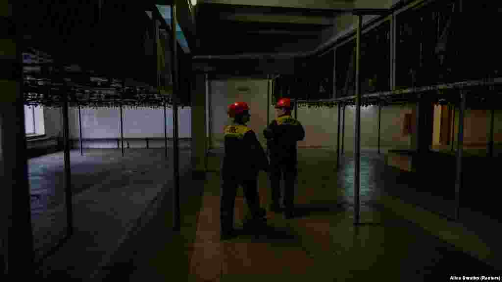 Natalja és Krisztina elsétál a férfiöltöző mellett. Krisztina négy hónappal ezelőtt vállalta el a munkát, miután legyőzte aggodalmait, hogy édesanyjával otthon hagyja négyéves kisfiát. Szülővárosa, Pavlohrad száz kilométerre van a fronttól, de gyakran érik orosz rakéták