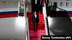Ministri i Jashtëm i Rusisë, Sergei Lavrov, duke zbritur nga avioni në Indonezi. Fotografi nga arkivi. 