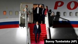 Лавров слиза от самолета си в Индонезия, където беше за срещата на Г-20. 