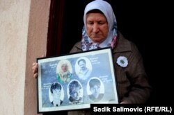 Nura Mustafić sa fotogafijama ubijenih članova porodice, 23. novembar 2023.