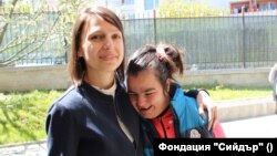 Изпълнителният директор на организацията Александрина Димитрова и едно от децата, за които тя и екипът се грижат