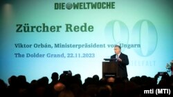 Orbán Viktor miniszterelnök beszédet mond a Die Weltwoche svájci konzervatív hetilap jubileumi ünnepségén Zürichben 2023. november 22-én