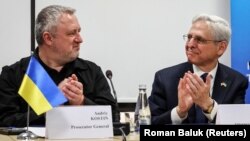 Glavni ukrajinski odvjetnik Andrij Kostin (lijevo) i američki državni odvjetnik Merrick Garland u Lvivu, Ukrajina, 3. ožujka 2023.